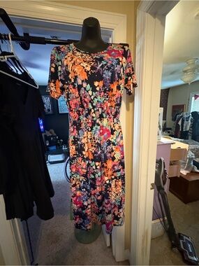 HEIMISH USA Navy Multicolor Floral Short Sleeve Midi Dress